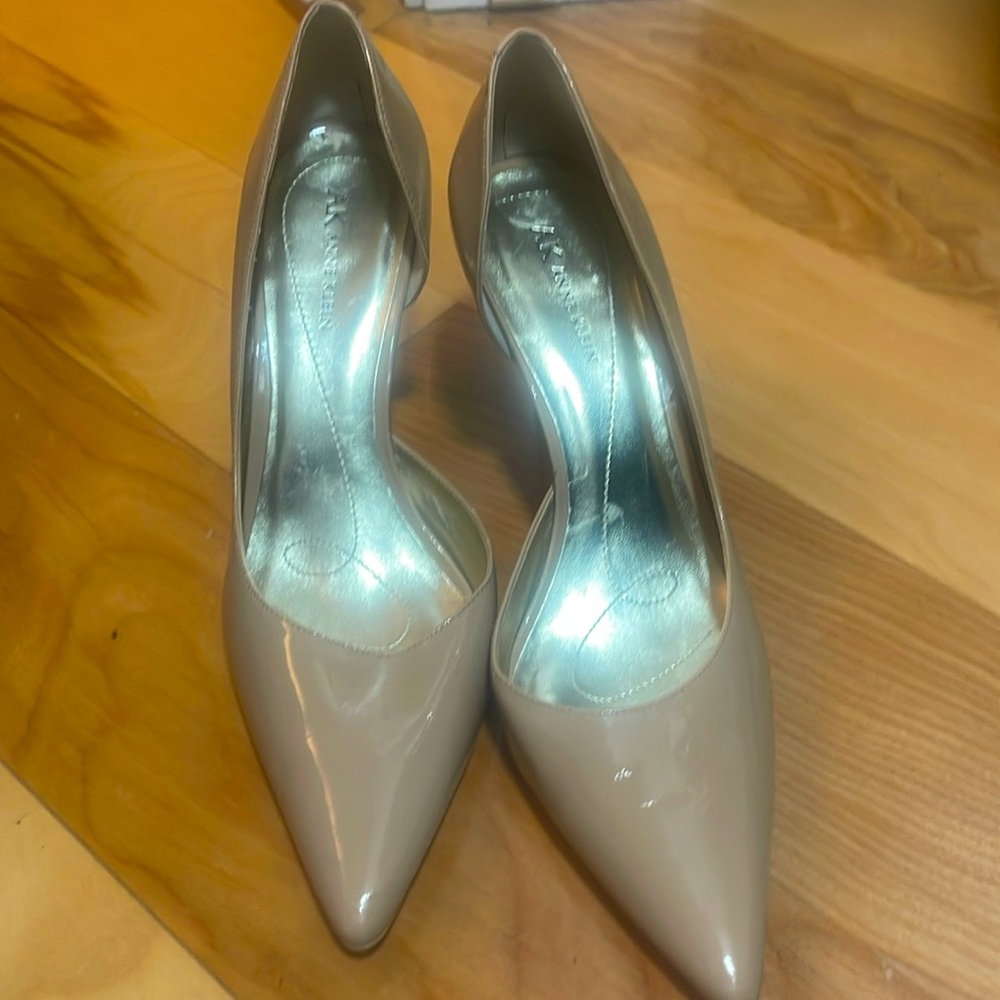 Anne Klein taupe patent pumps